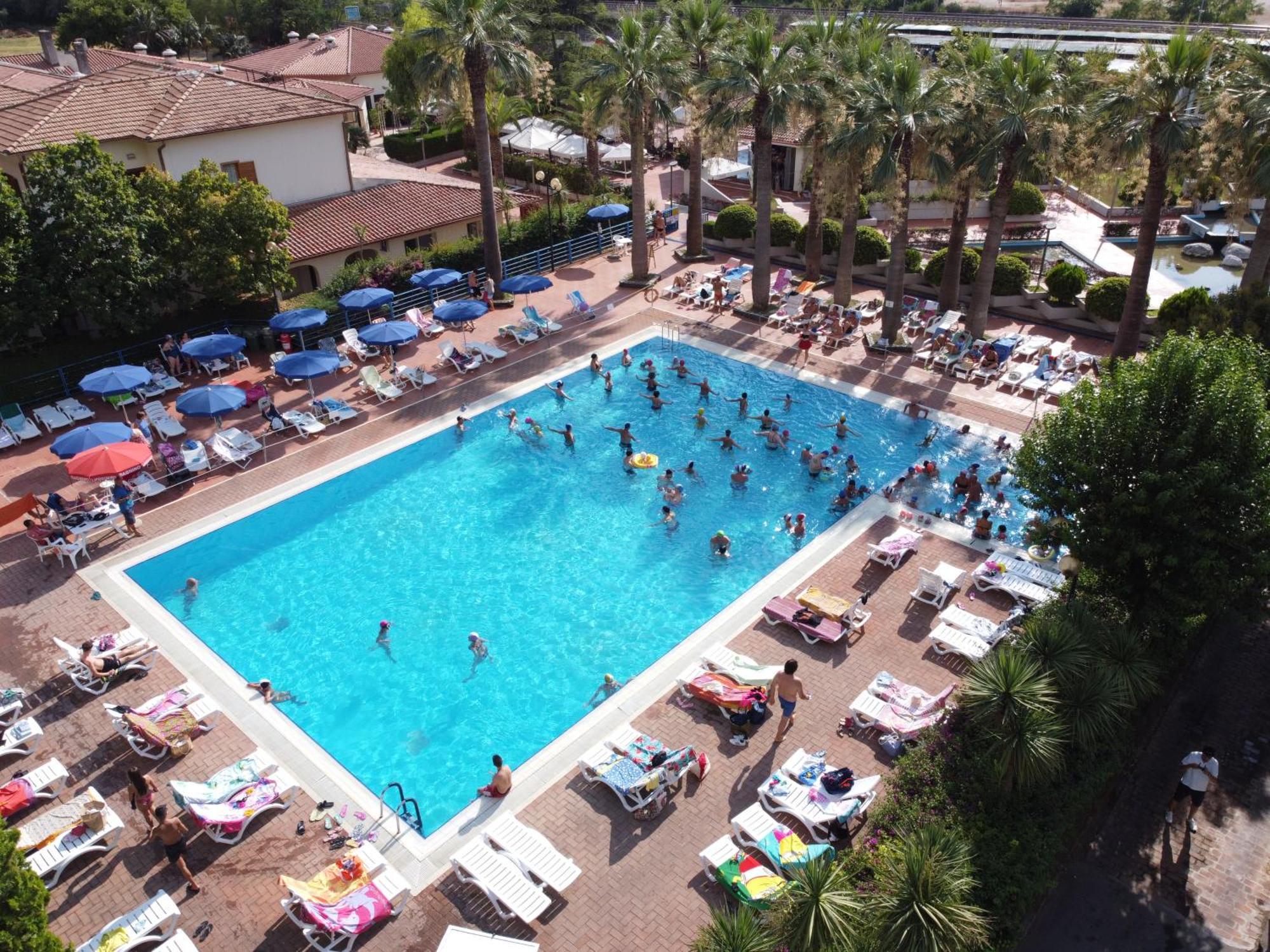 Villaggio Turistico La Mantinera - Appartamenti De Luxe 普拉亚·阿马勒 外观 照片