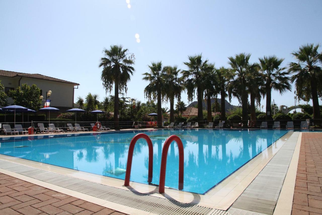 Villaggio Turistico La Mantinera - Appartamenti De Luxe 普拉亚·阿马勒 外观 照片