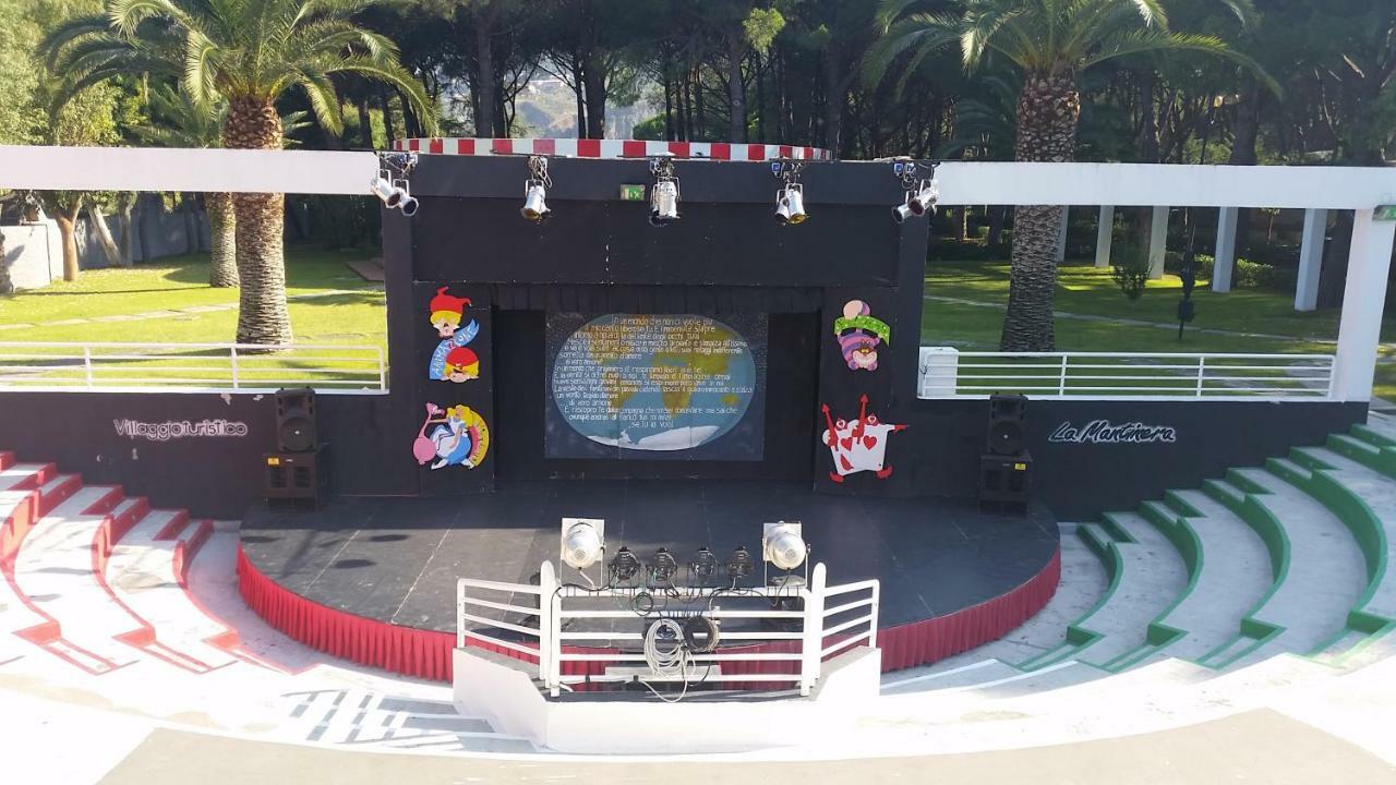 Villaggio Turistico La Mantinera - Appartamenti De Luxe 普拉亚·阿马勒 外观 照片